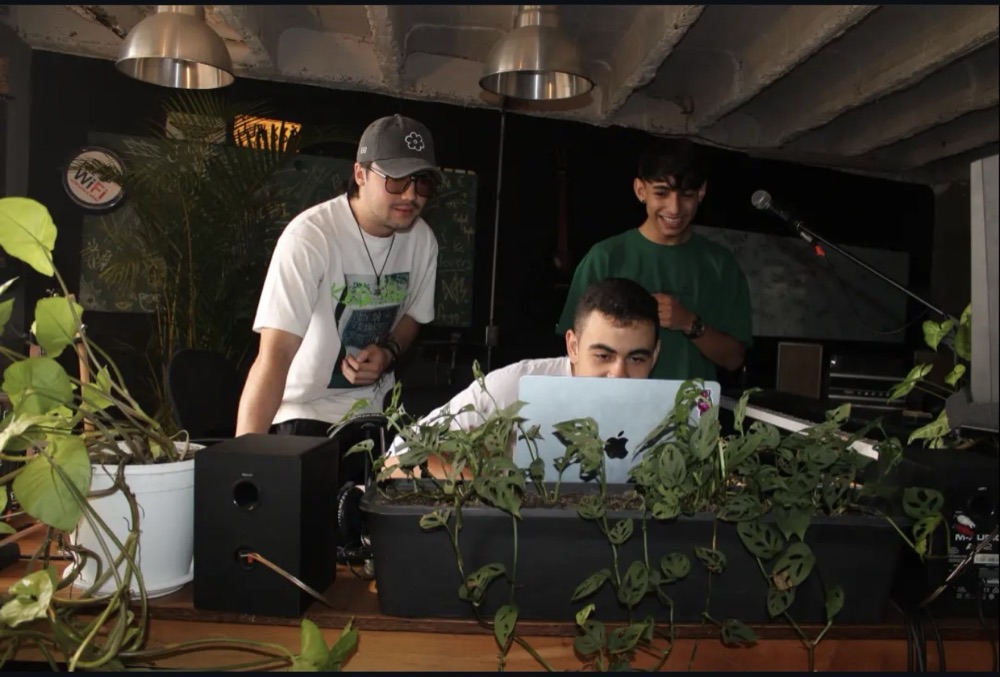 Jerix y el equipo trabajando en el estudio