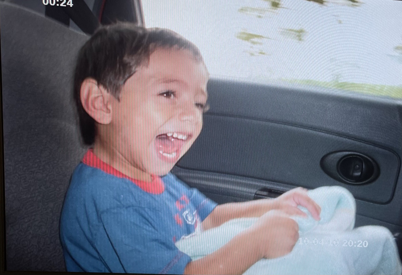 Jerix de niño, riendo en el carro